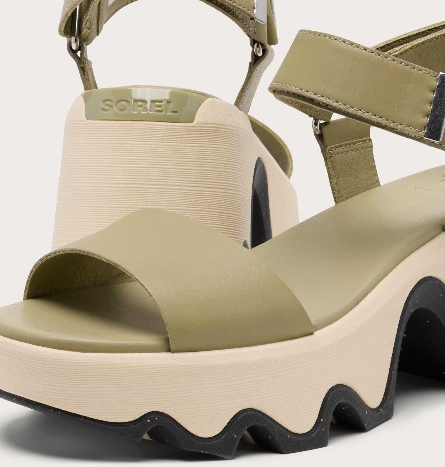 Kinetic™ Aura Y-Strap Women's Sandal - Dusty Twill, Gum 18